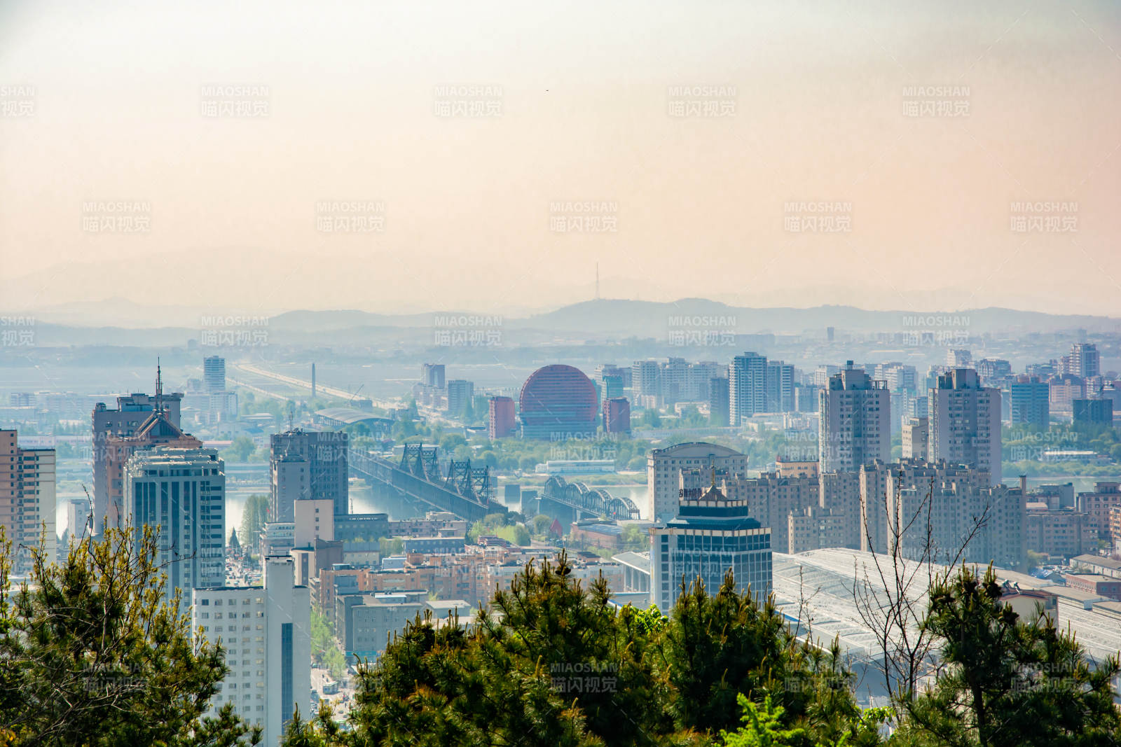 城市全景 远山如黛图片