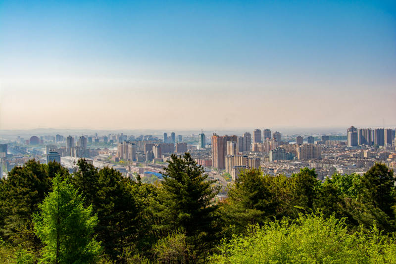 山城绿意映都市天际线图片