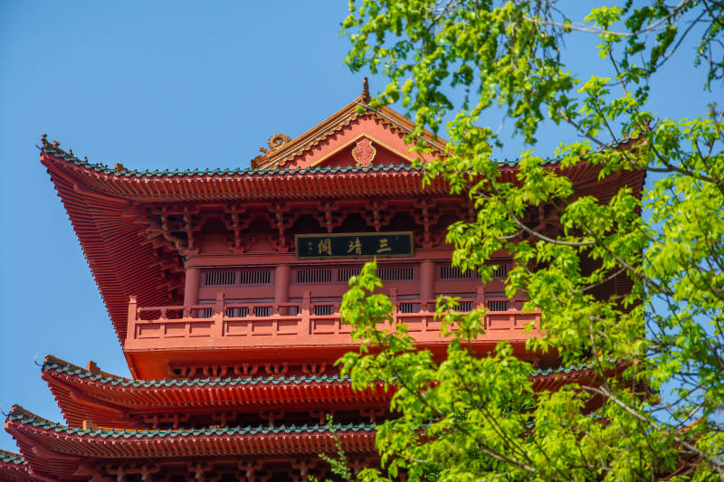 红墙古塔映绿树蓝天图片