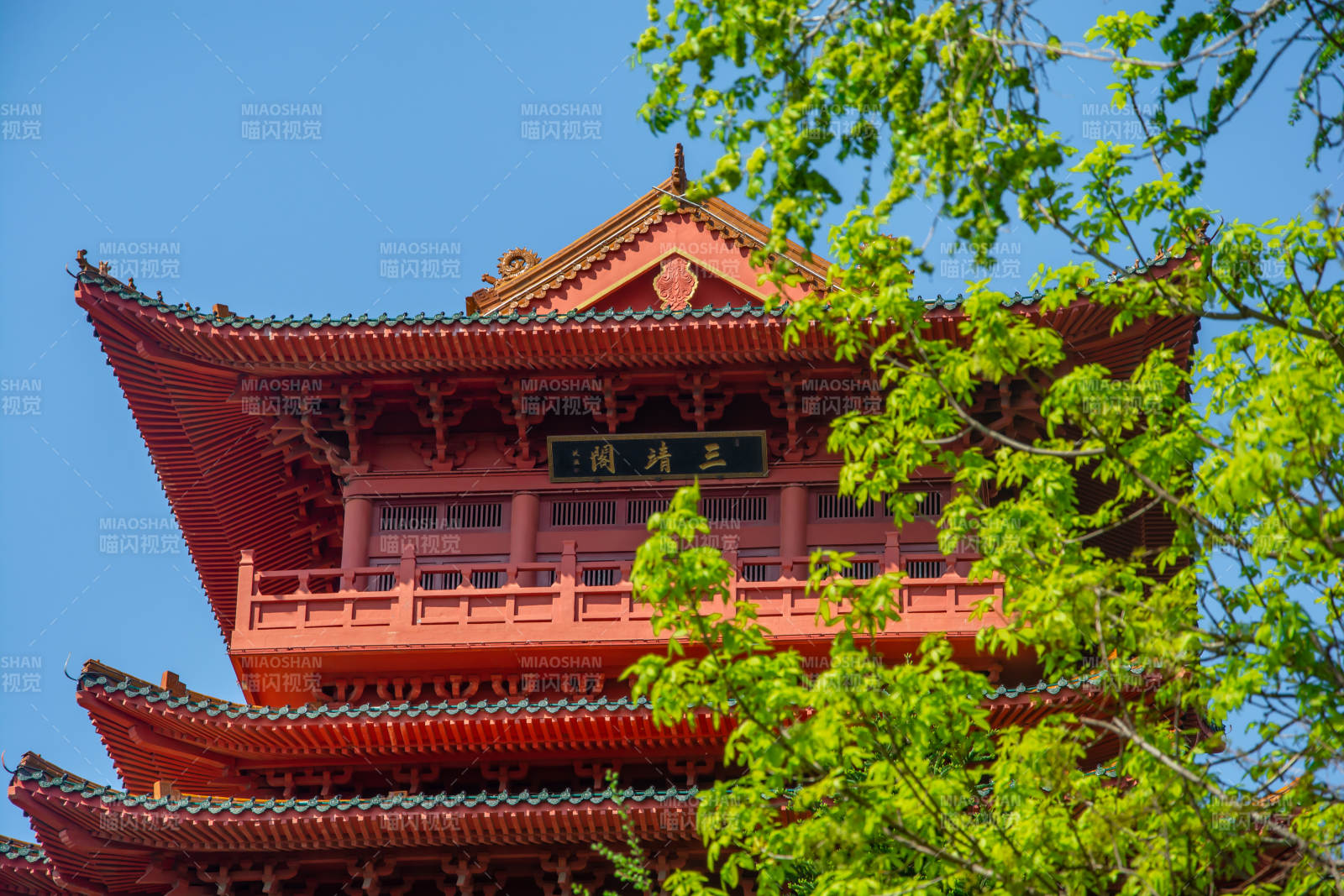 红墙古塔映绿树蓝天图片