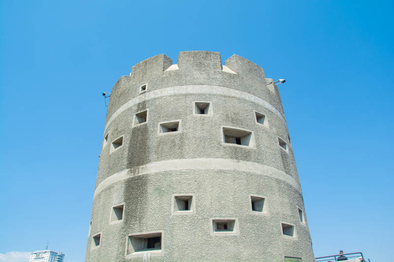 石塔矗立蓝天之下图片