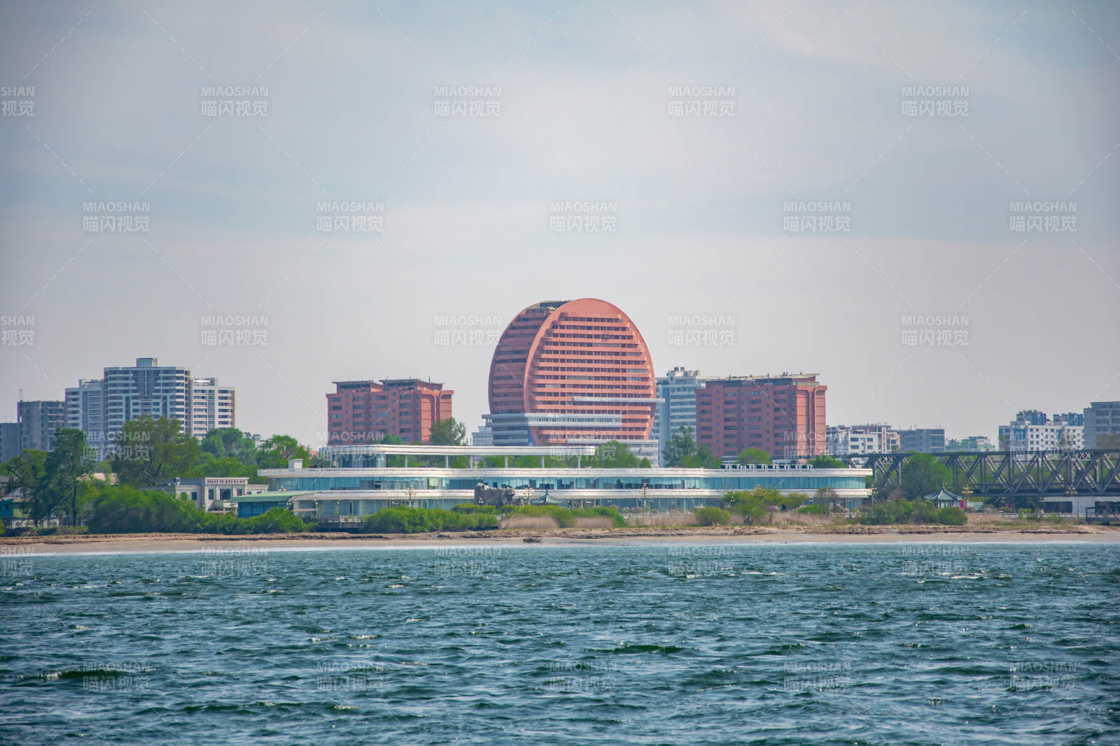 海滨城市天际线风光图片