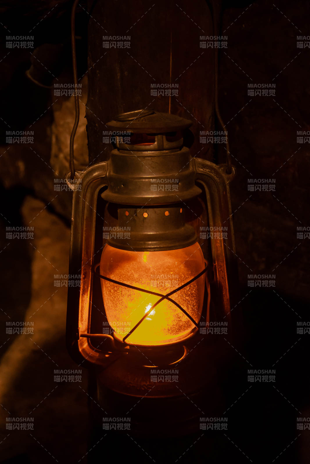 暖光煤油灯 暗夜中的温柔守候图片