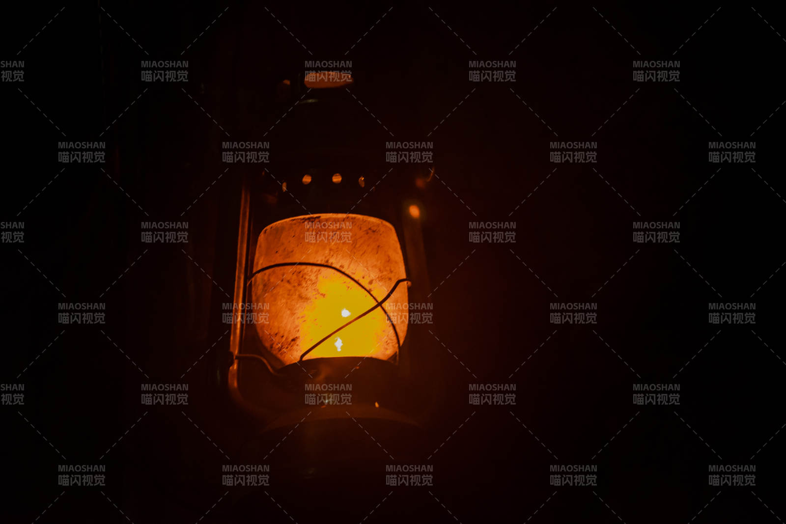 暗夜孤灯 温暖微光图片