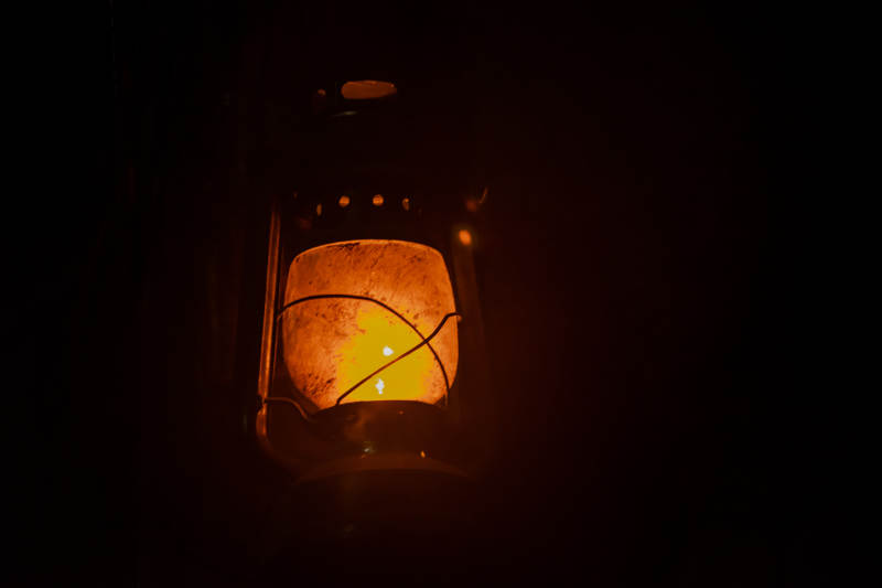暗夜孤灯 温暖微光图片