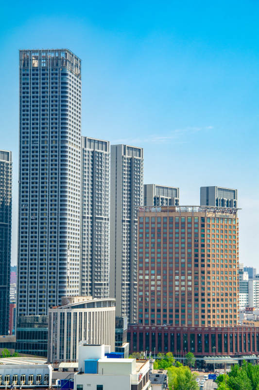 城市高楼林立 蓝天映衬现代都市风貌图片