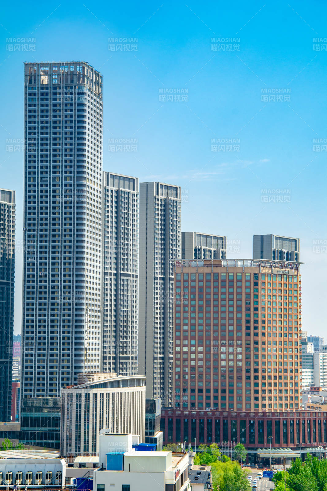 城市高楼林立 蓝天映衬现代都市风貌图片