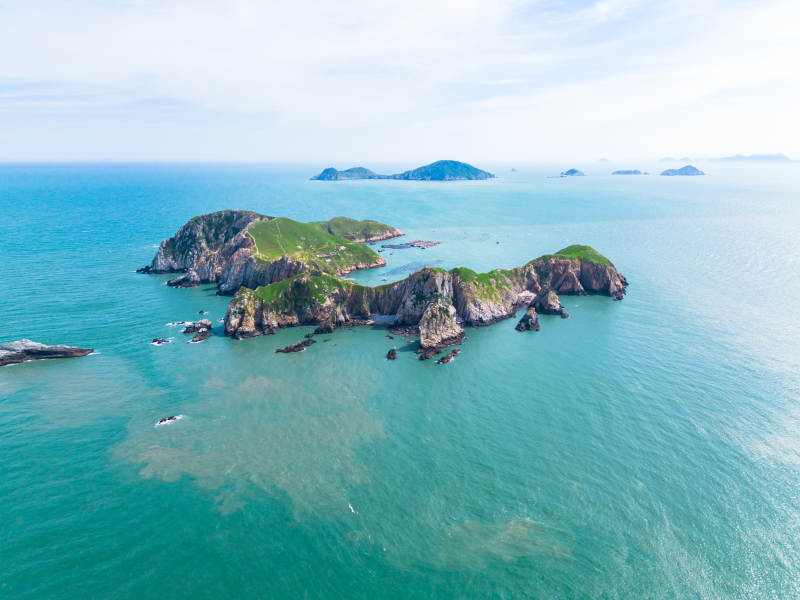 碧海孤岛 岩翠相映图片