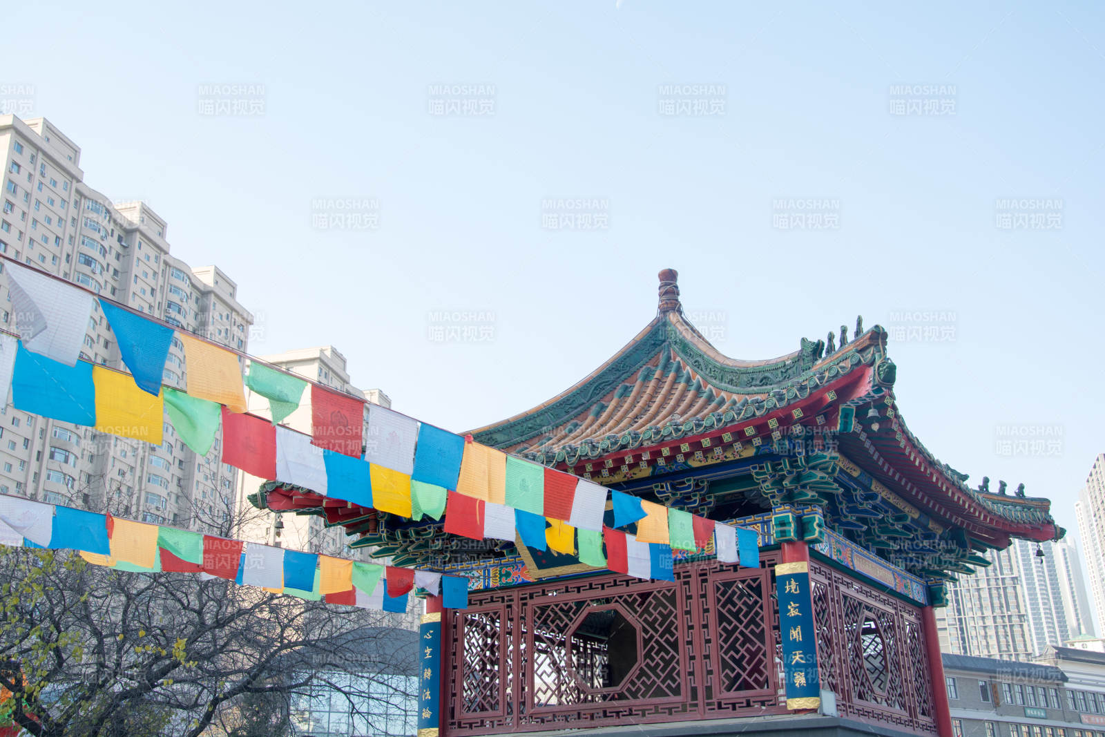 古亭彩旗映高楼图片