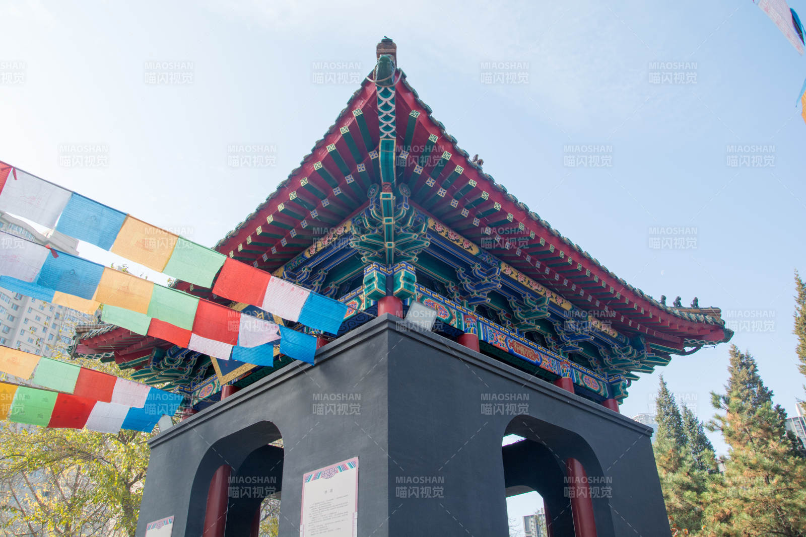 古塔彩旗映蓝天图片