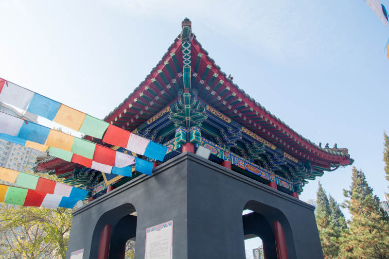 古塔彩旗映蓝天图片