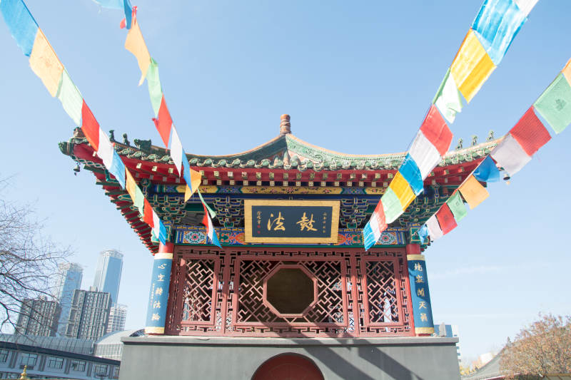 古塔彩幡映蓝天图片