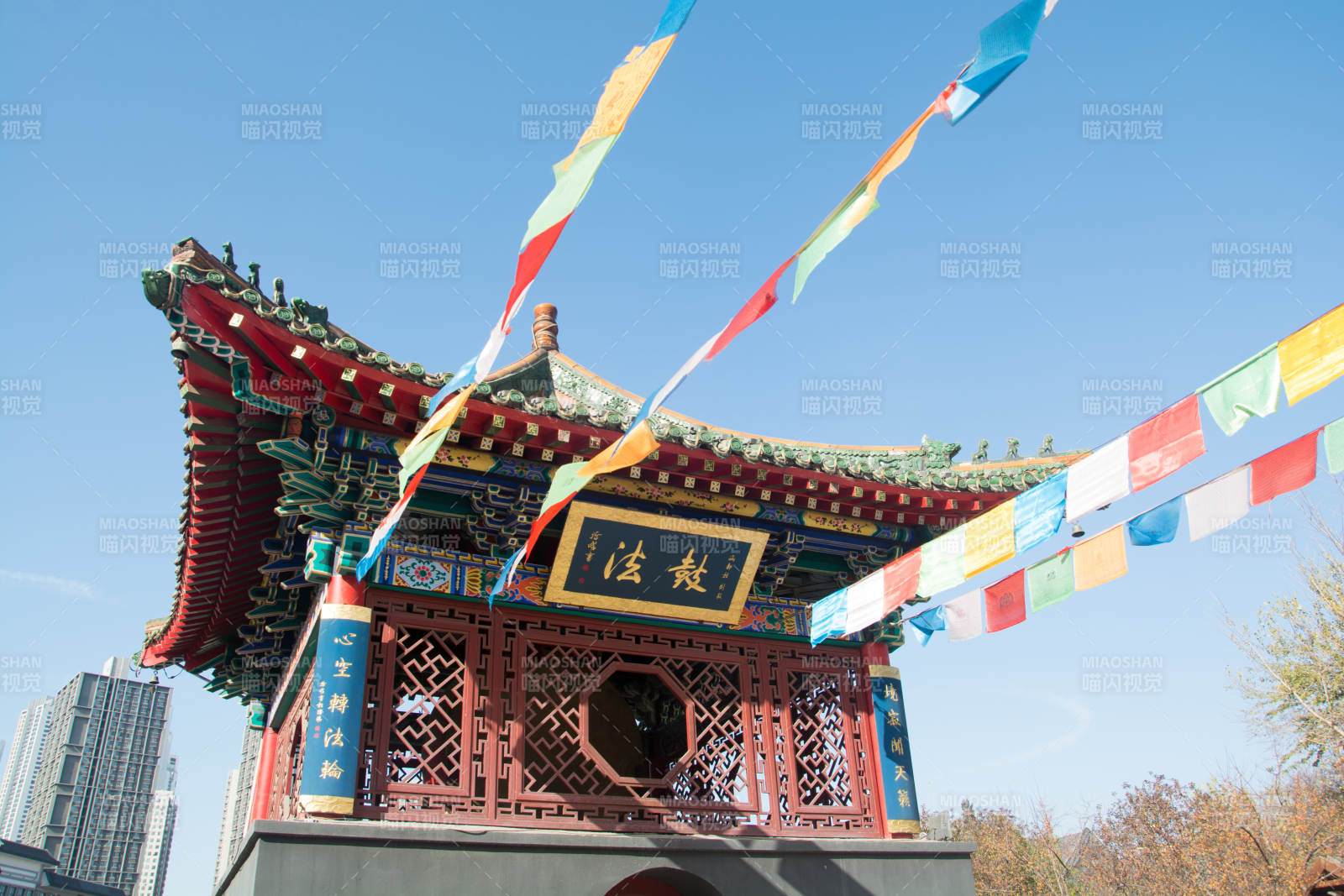 古塔彩旗迎蓝天图片