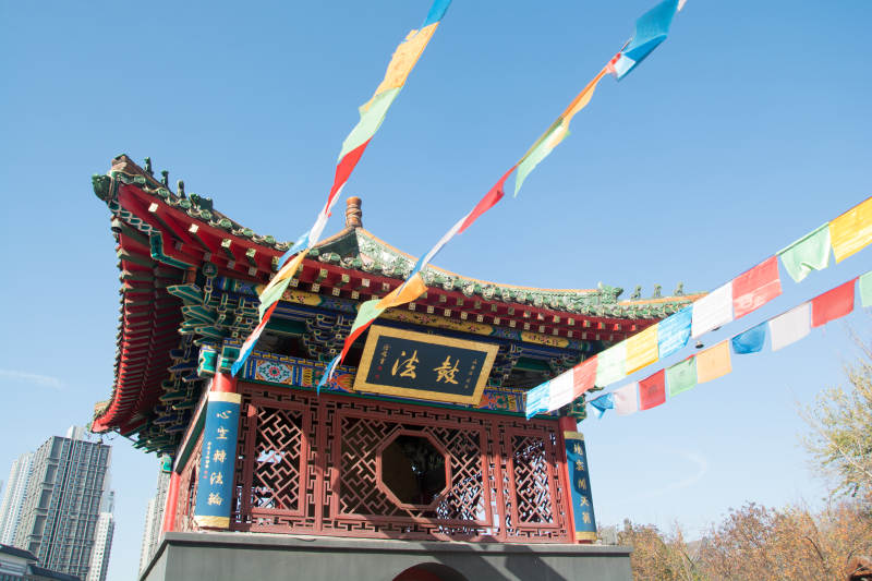 古塔彩旗迎蓝天图片