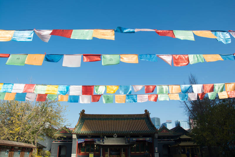 彩幡飘扬古寺蓝天下图片