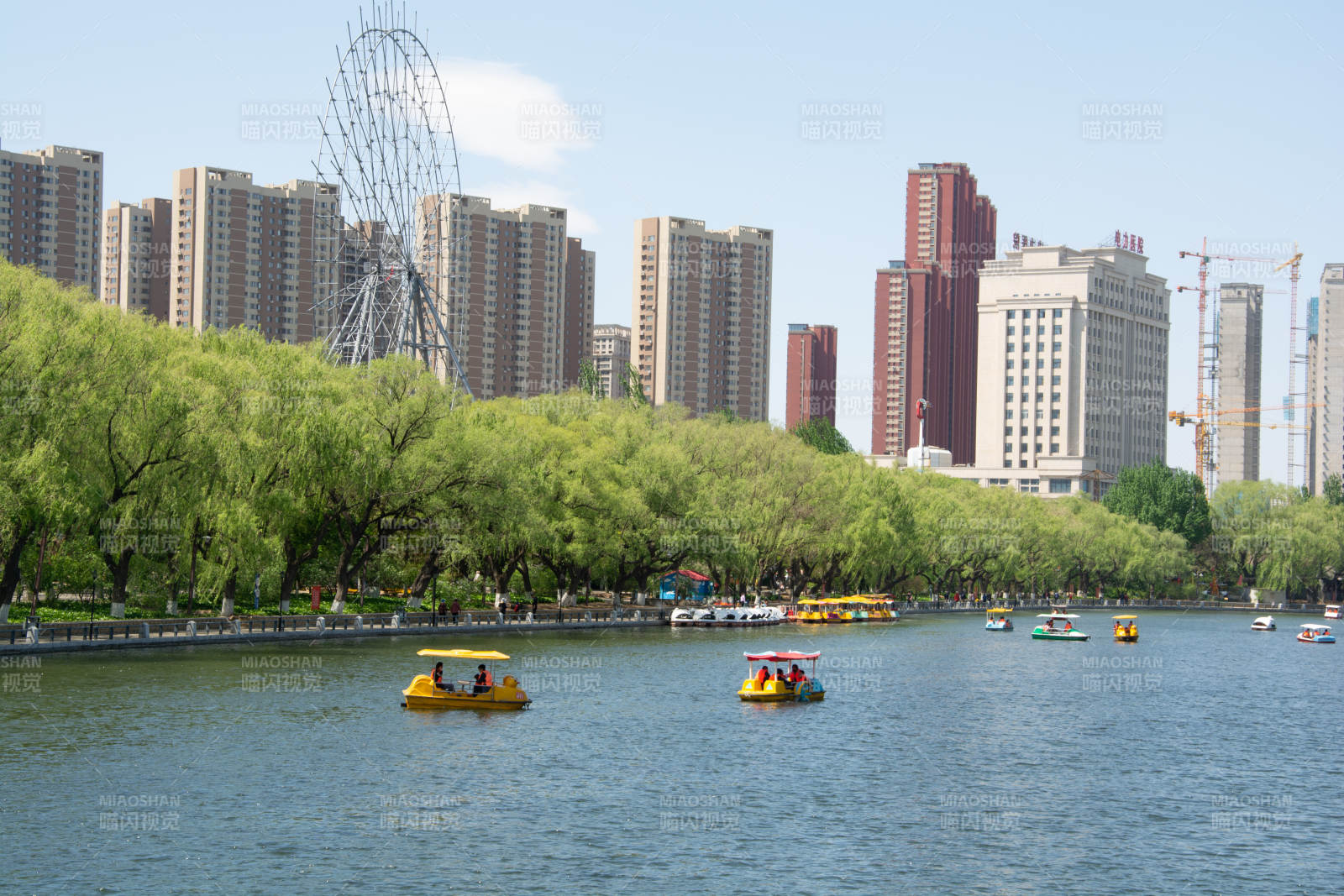 城市湖畔游船乐图片
