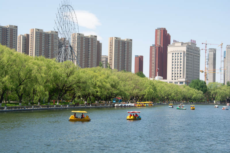 城市湖畔游船乐图片