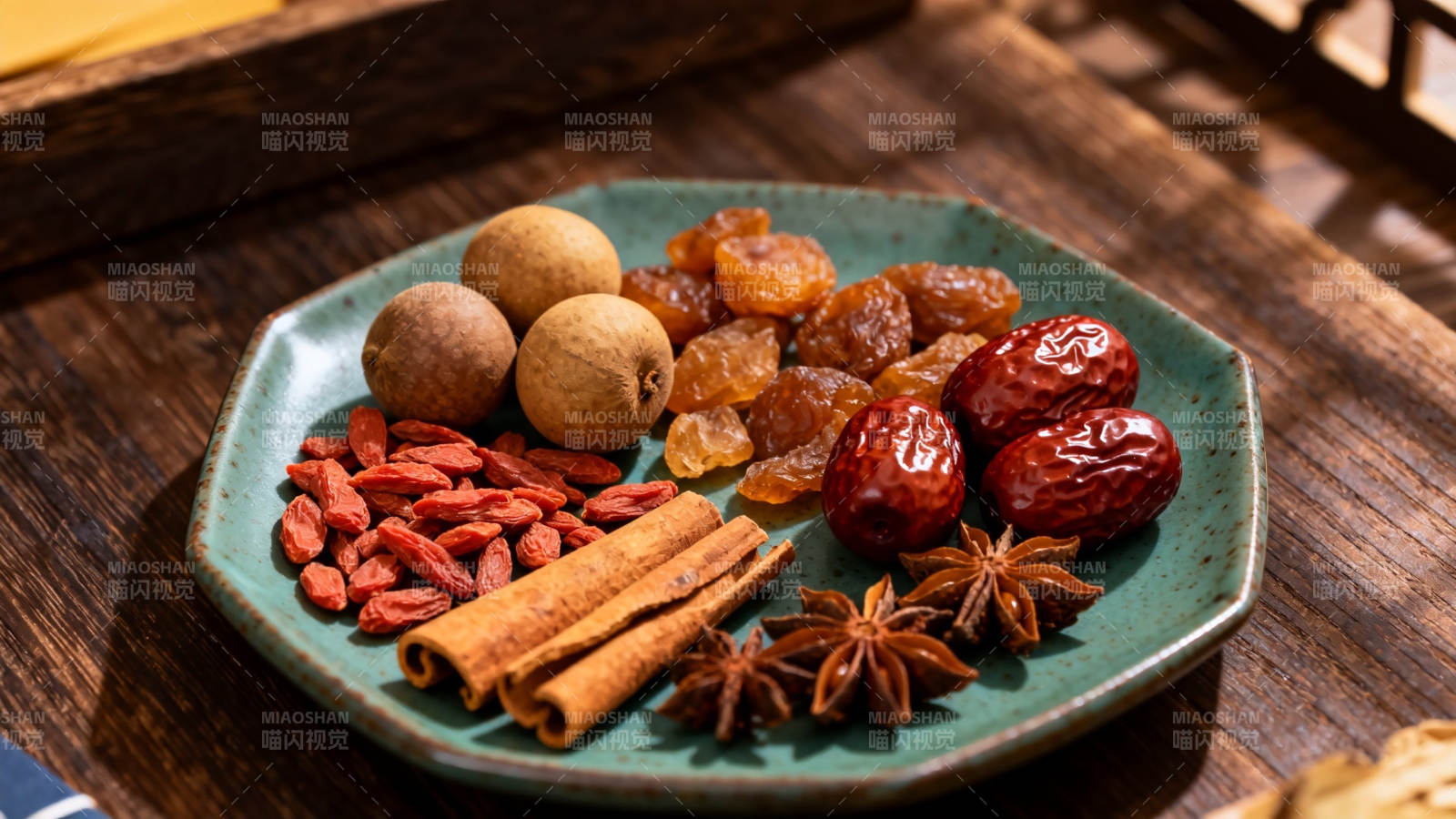 养生食材盘 枸杞红枣桂圆等图片