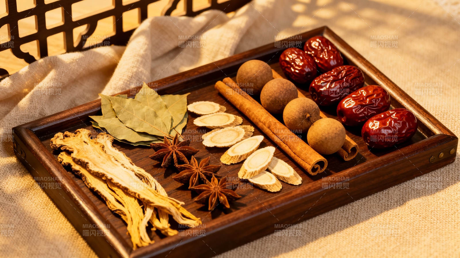 中式香料与药材摆盘图片