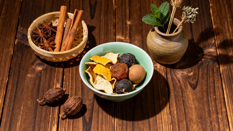 香料与干果的温馨组合图片