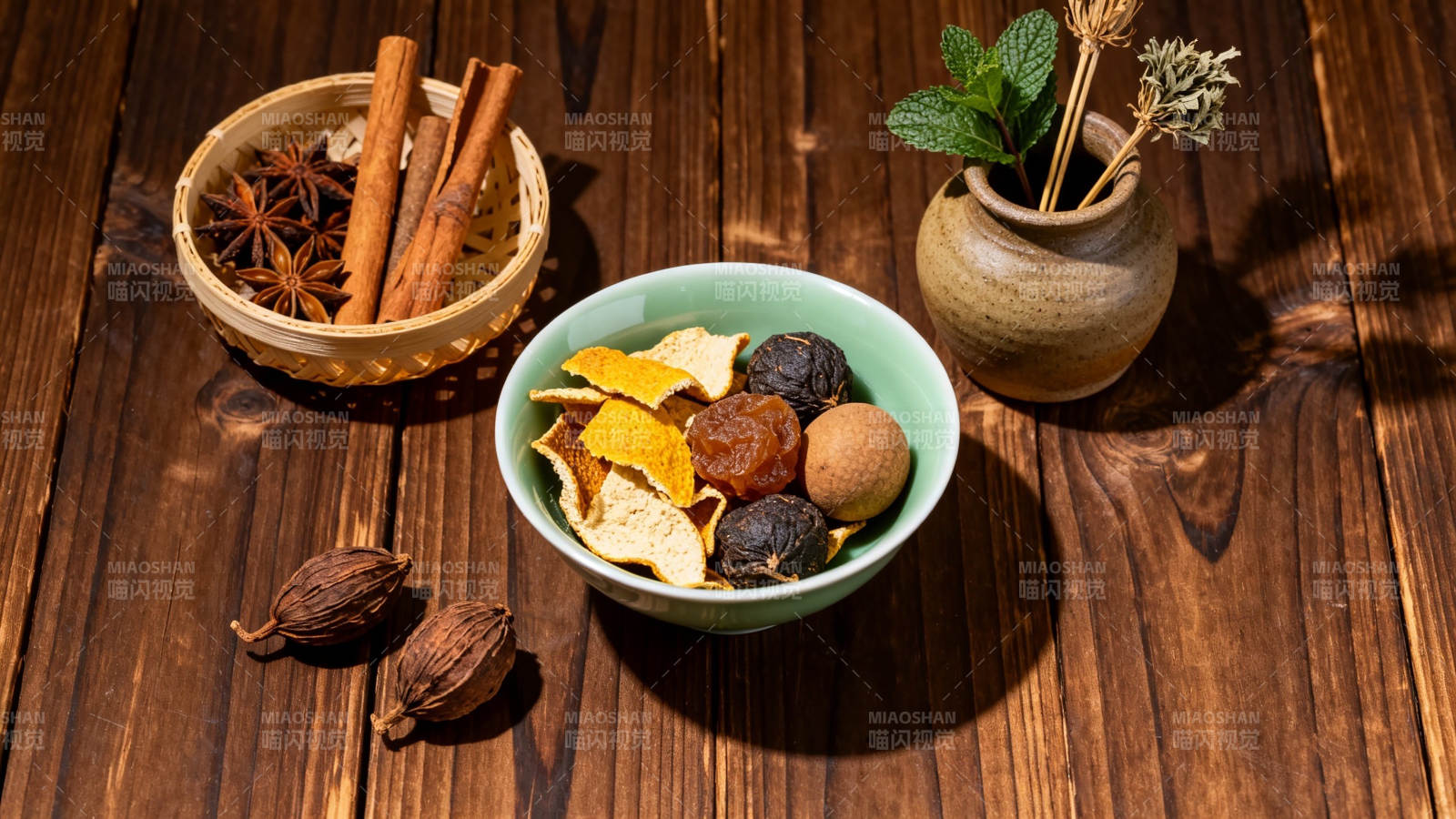 香料与干果的温馨组合图片