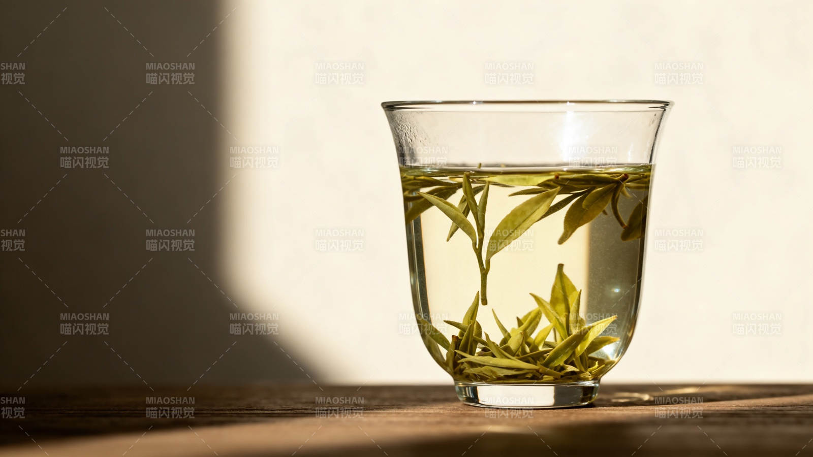 阳光下的绿茶杯图片