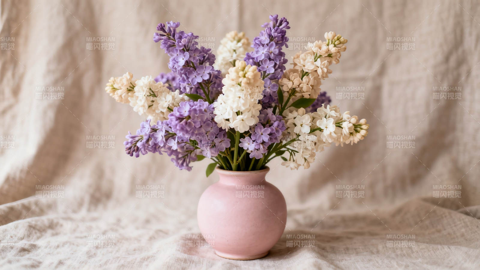 粉瓶紫白丁香花束静物图图片