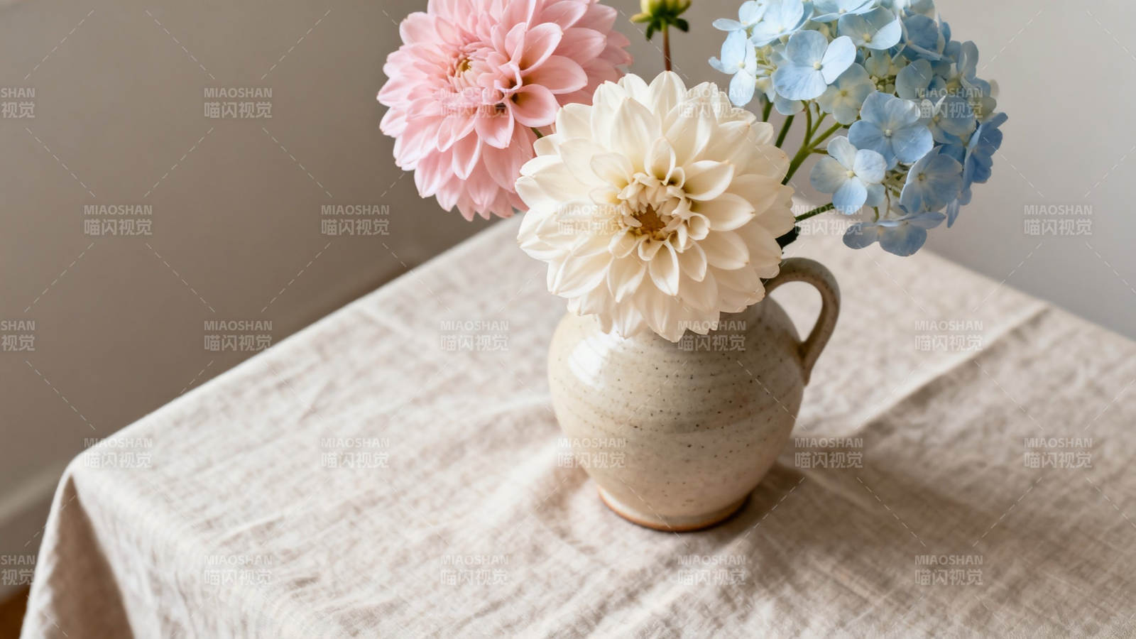 花瓶里的温柔花束图片