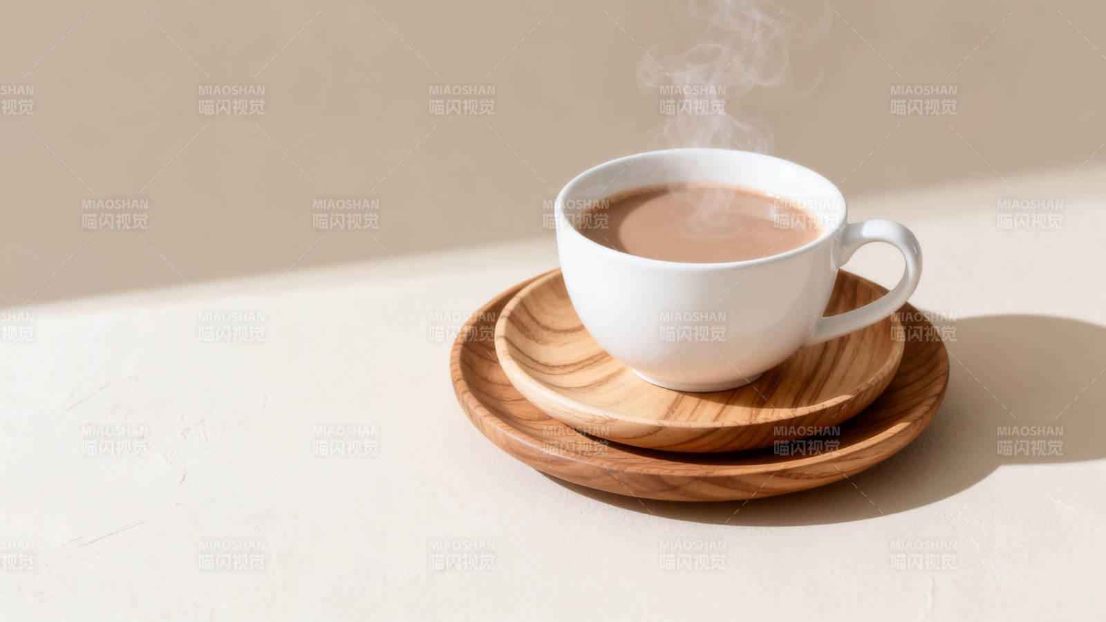热咖啡配木碟 温馨晨光图片