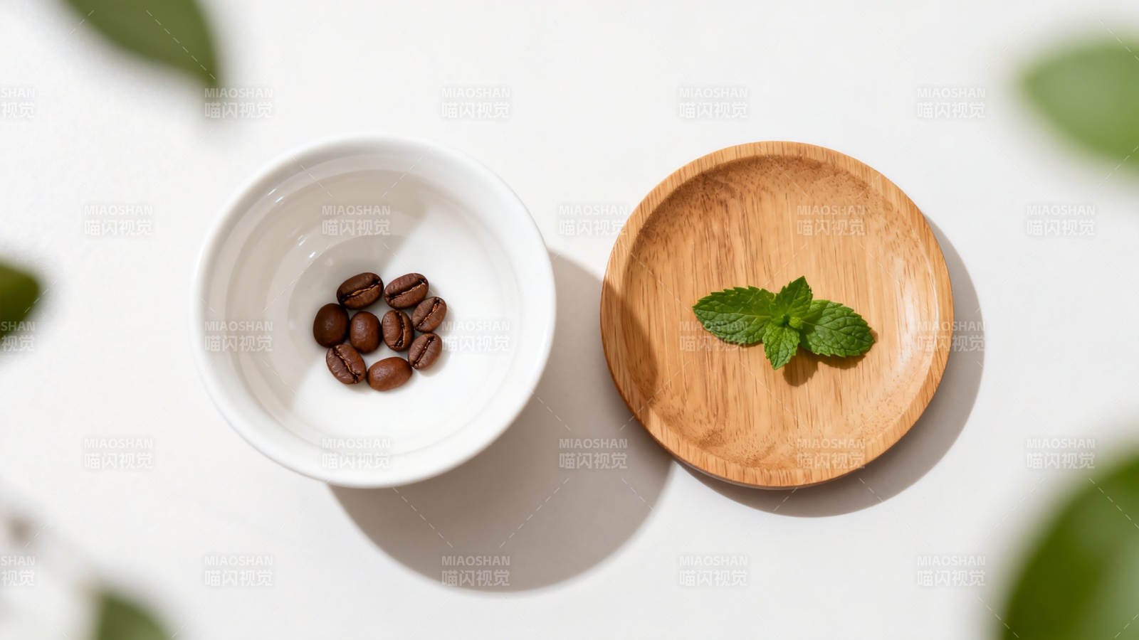 咖啡豆与薄荷叶静物图图片