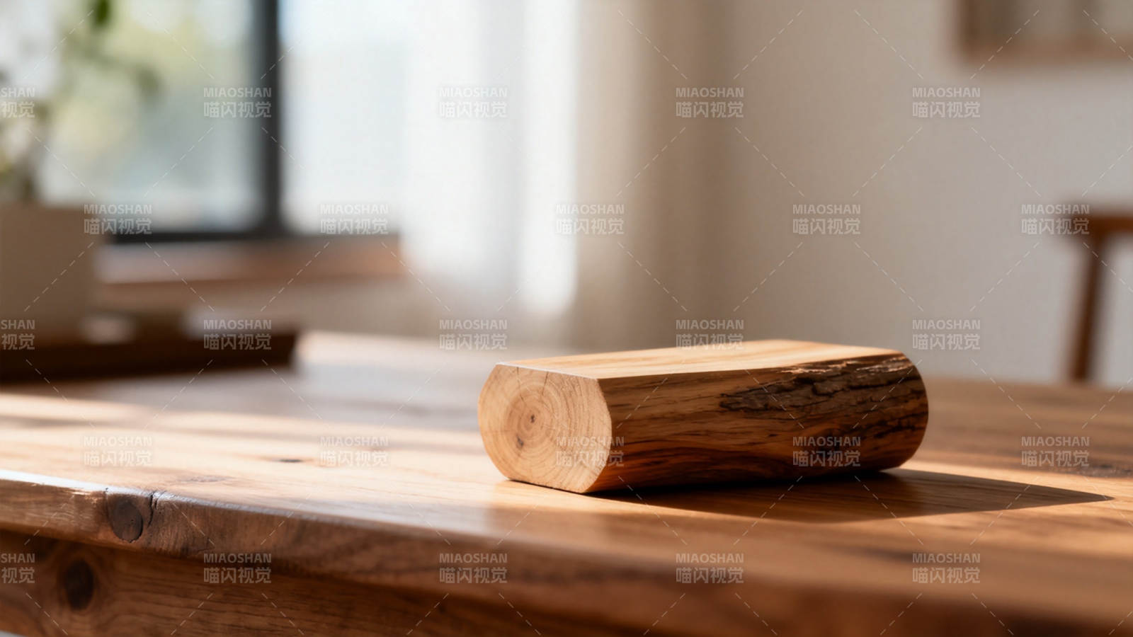 木块静置桌面 光影温柔图片