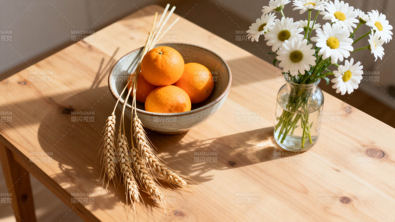 阳光木桌 橙花麦穗静物图图片