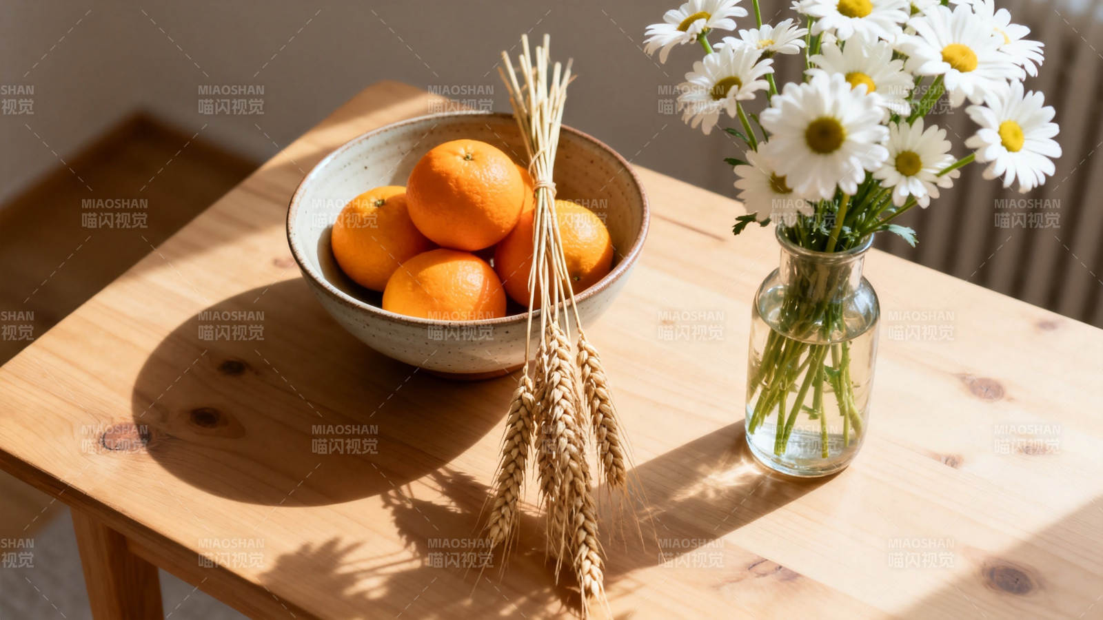 阳光桌景 橙花麦穗静物图片