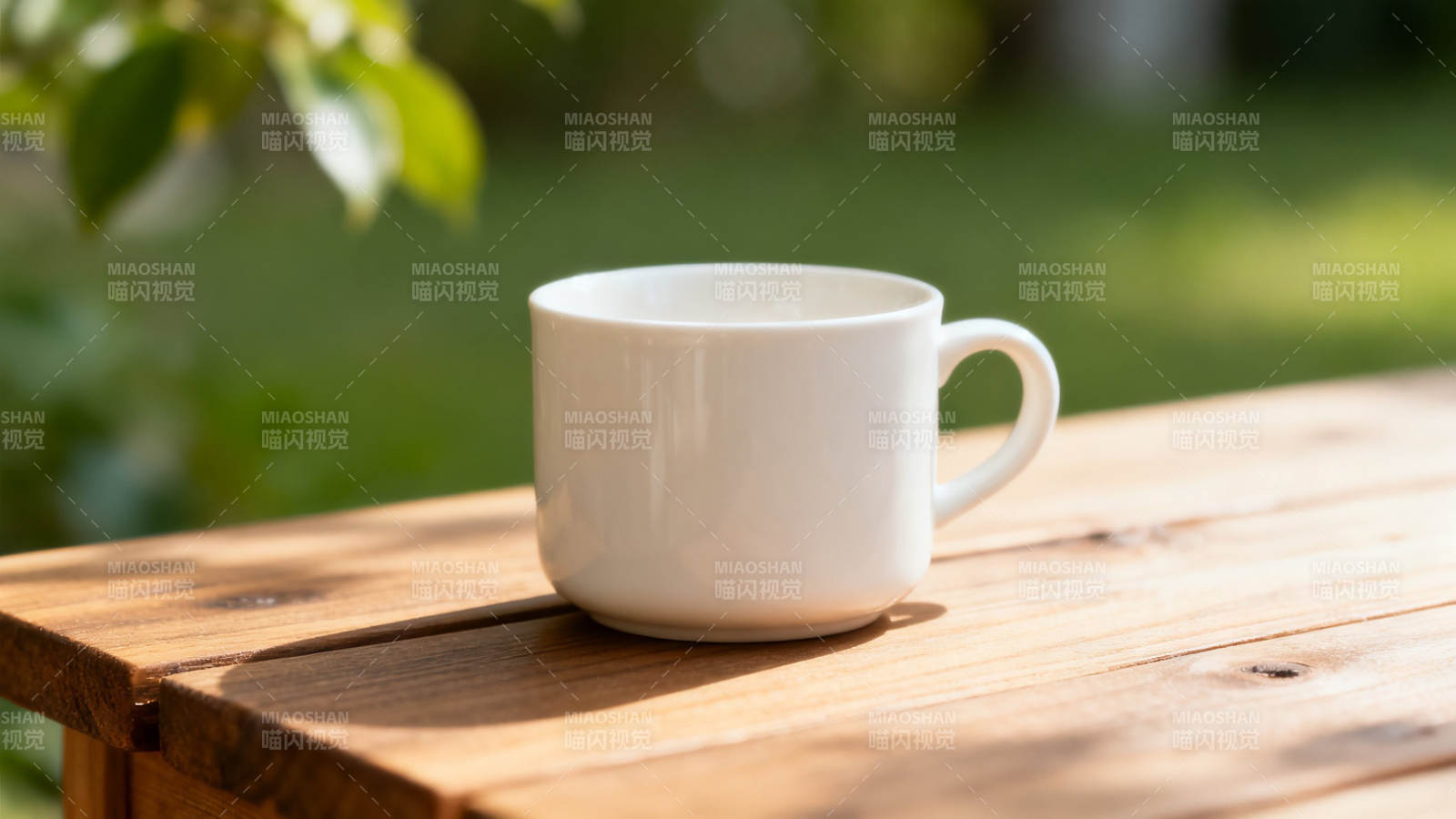 户外木桌上的白瓷杯图片