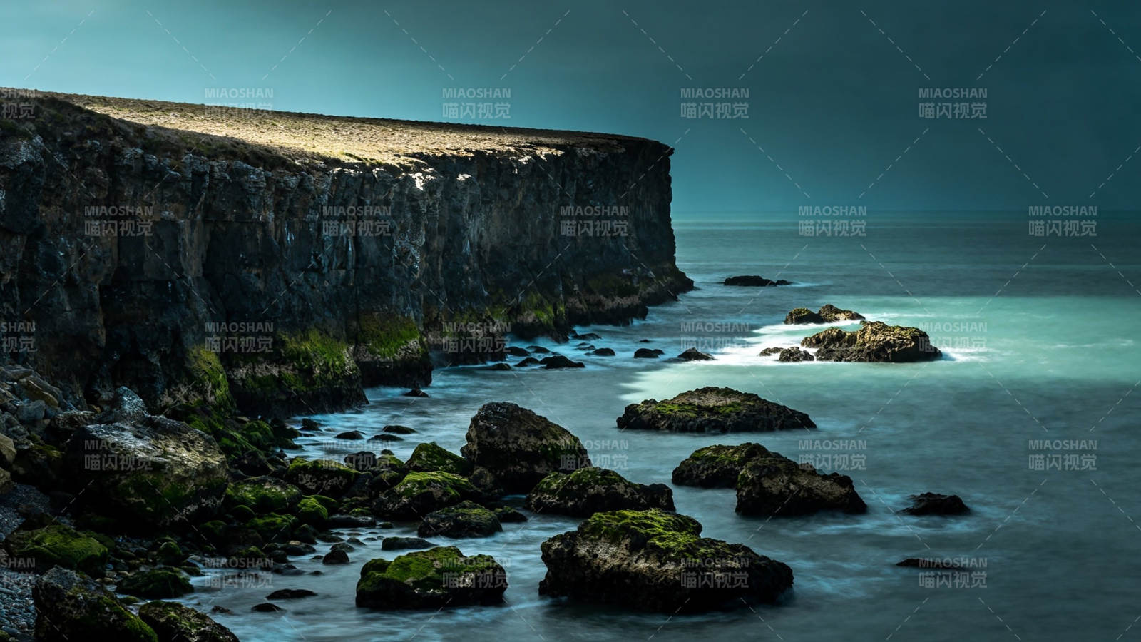 悬崖海岸 幽蓝秘境图片