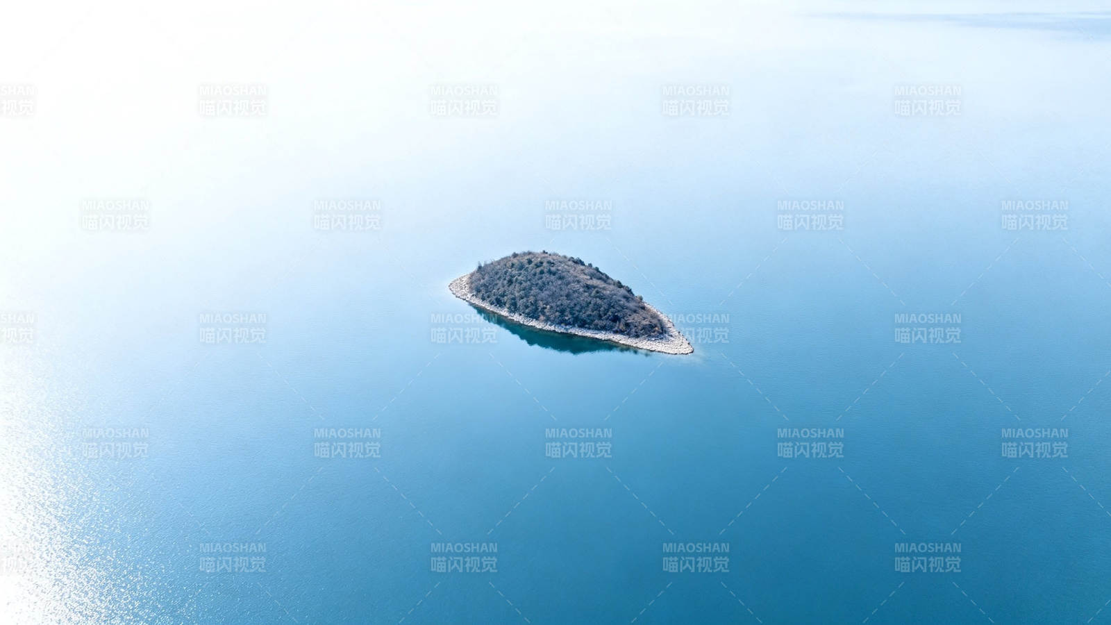孤岛静卧碧海中图片