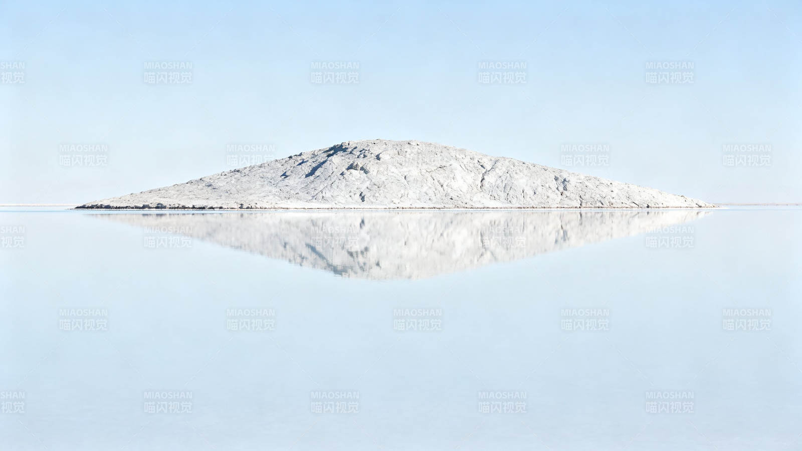 雪岛静卧 水天共白图片