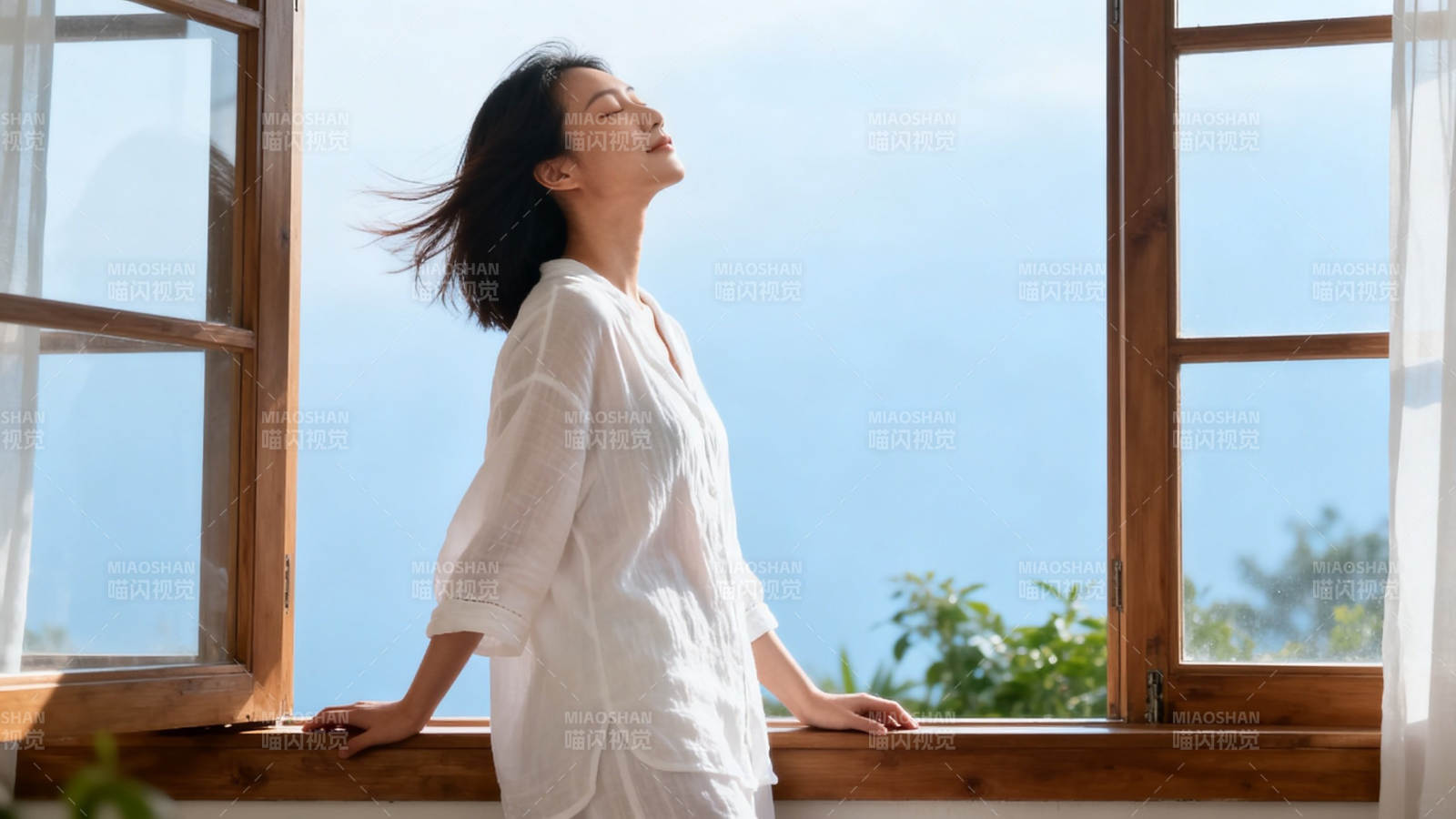 窗边迎风 白衣女子闭目享受宁静图片