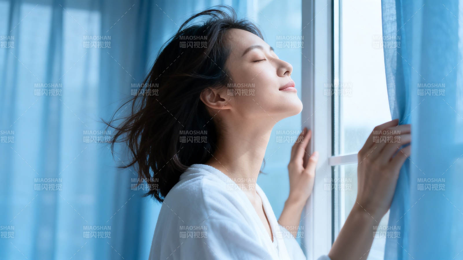 晨光中 她轻启窗帘迎清风图片