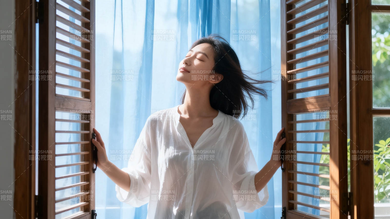 晨光拂面 窗边静享清风图片