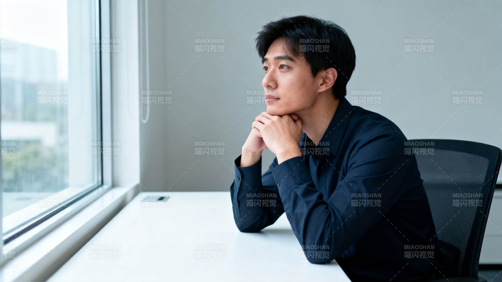 窗边沉思的青年图片