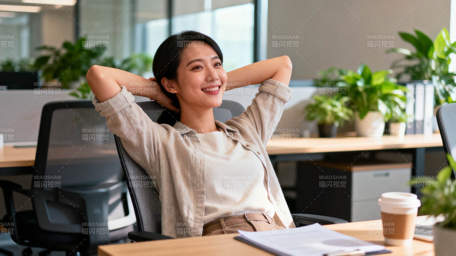 办公室放松微笑女职员图片