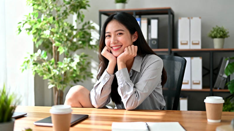 职场女性微笑办公照图片