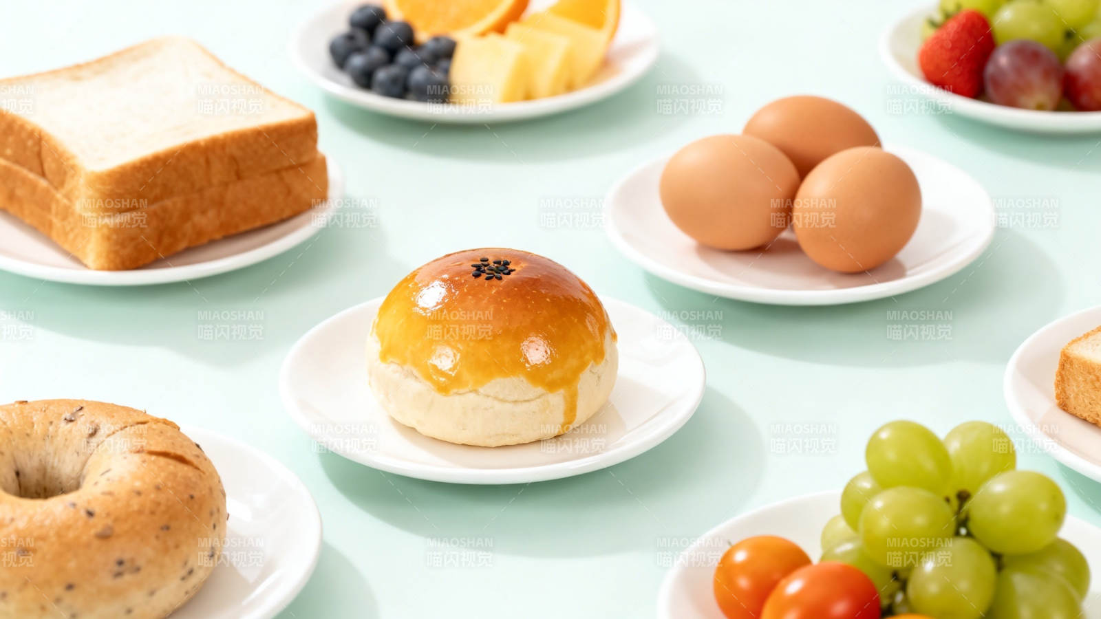 早餐丰盛 面包鸡蛋水果齐备图片