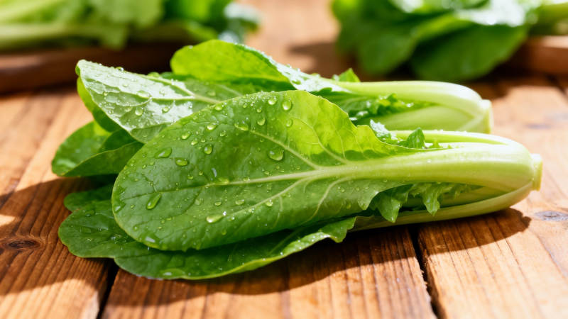 新鲜青菜带水珠 木桌摆放显生机图片