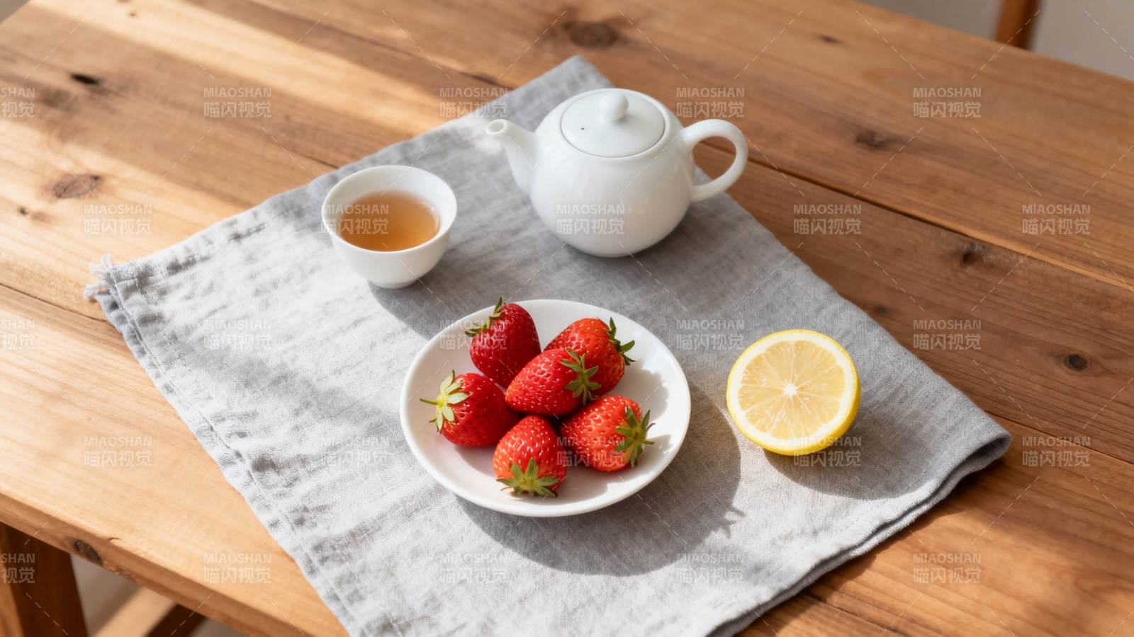 草莓柠檬茶 清新午后时光图片
