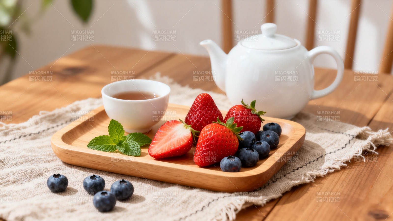 草莓蓝莓配茶 清新午后时光图片