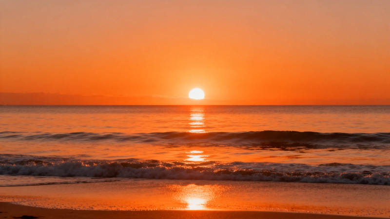 夕阳熔金 海天共染橙红图片