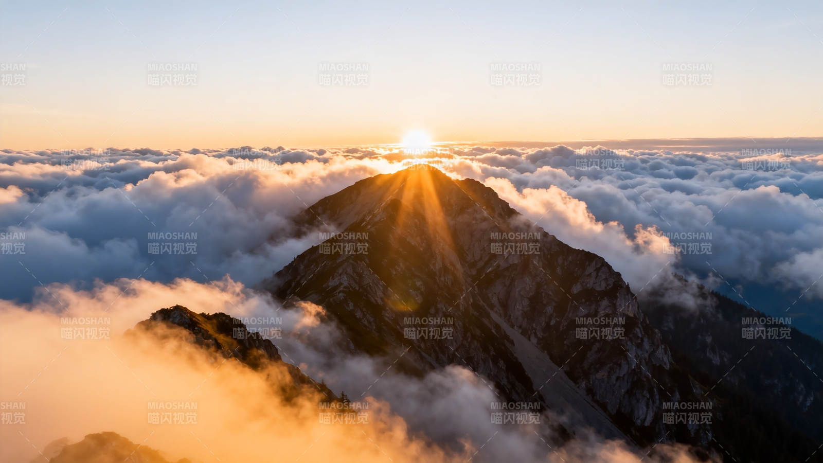 云海日出 峰顶金光万丈图片