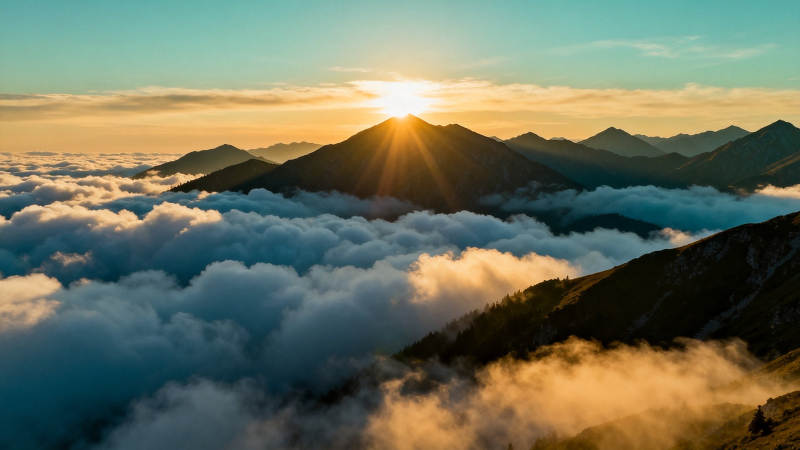 云海日出 山峦披金辉图片
